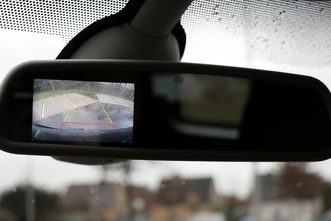Nahaufnahme des Rückspiegels mit integrierter Rückfahrkamera.